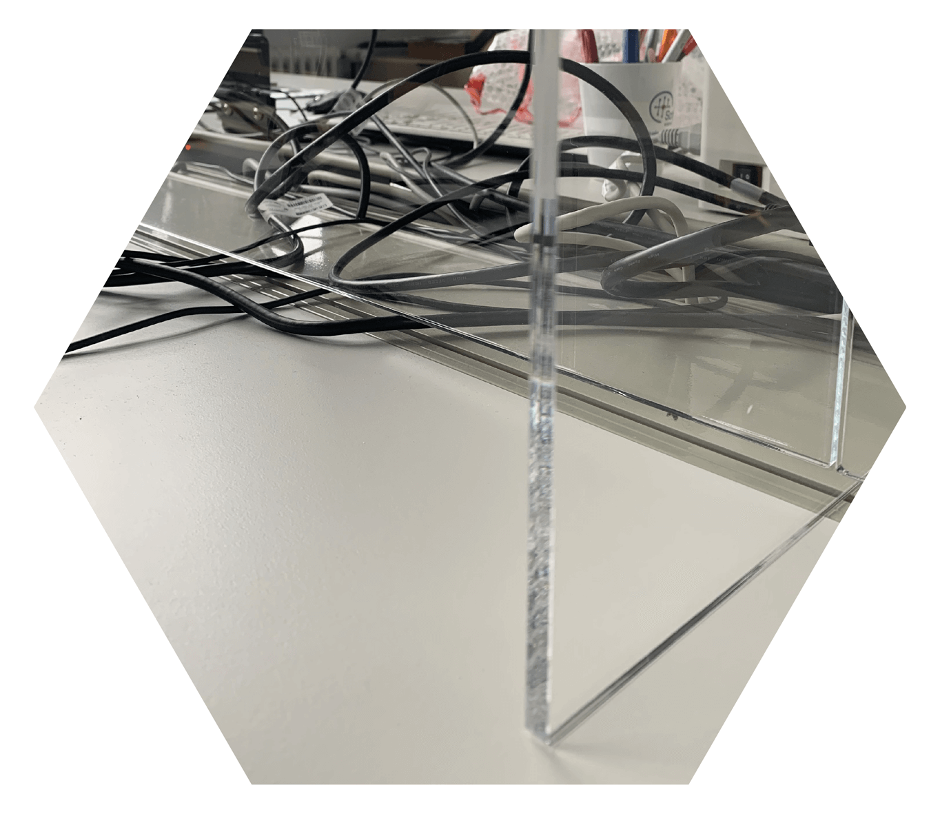 Acrylschutzwand 1 cm über Boden für Kabeldurchlass